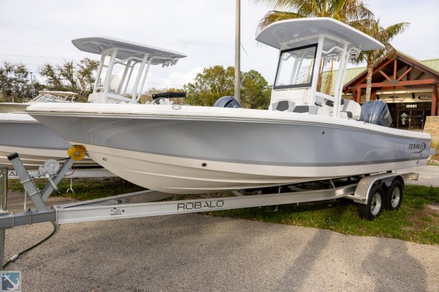 New 2023 Robalo 246 Cayman for sale